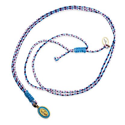Escapulario Stringkette mit Madonna Anhänger in Blau aus Baumwollstring mit goldenem Messinganhänger als verspielter Halsschmuck für Frauen.
