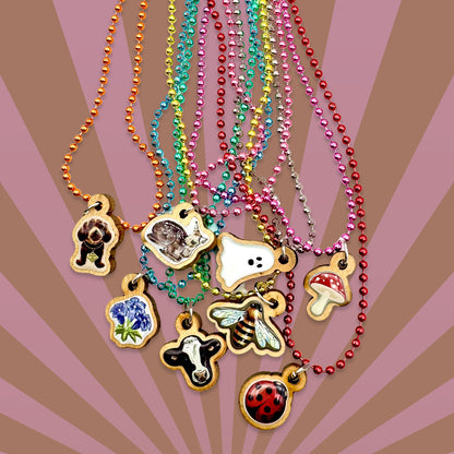 Escapulario Halskette für Damen als gelbe Metallic Kugelkette mit Bienenanhänger aus Holz.