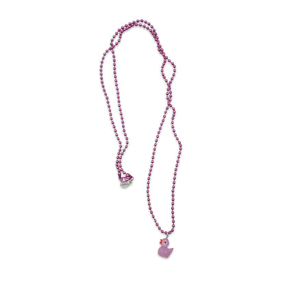 Escapulario Halskette für Damen als Metallic Kugelkette in Flieder mit fluoreszierendem Entenanhänger in Flieder.