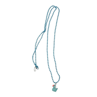 Escapulario Halskette für Damen als Metallic Kugelkette in Jeansblau mit fluoreszierendem Entenanhänger in Blau.