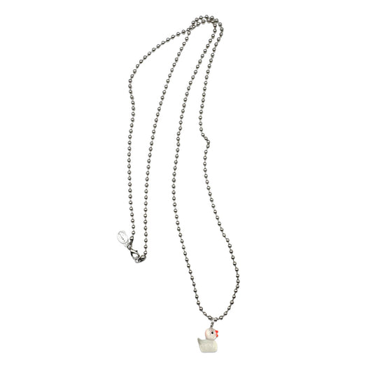 Escapulario Halskette für Damen als silberne Metallic Kugelkette mit transparentem fluoreszierendem Entenanhänger.