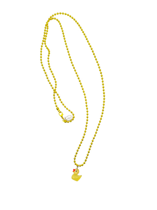 Escapulario Halskette für Damen als Metallic Kugelkette in Sonnengelb mit fluoreszierendem Entenanhänger in Gelb.