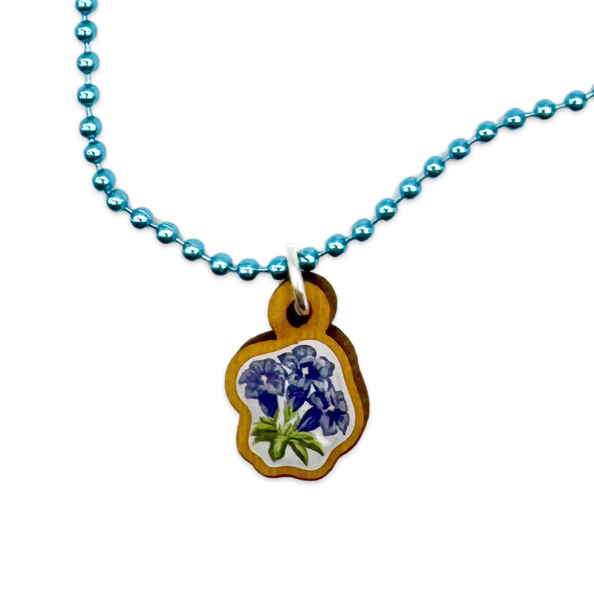 Escapulario Halskette für Damen als Metallic Kugelkette in Blau mit Enzian-Anhänger aus Holz.