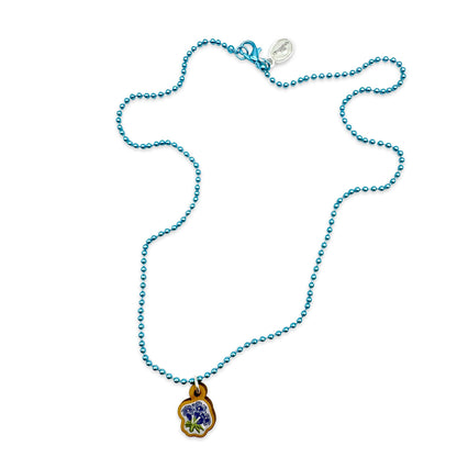 Escapulario Halskette für Damen als Metallic Kugelkette in Blau mit Enzian-Anhänger aus Holz.