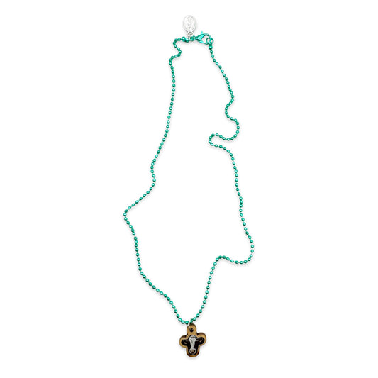Escapulario Halskette für Damen als Metallic Kugelkette in Grün mit Kuh-Anhänger aus Holz.