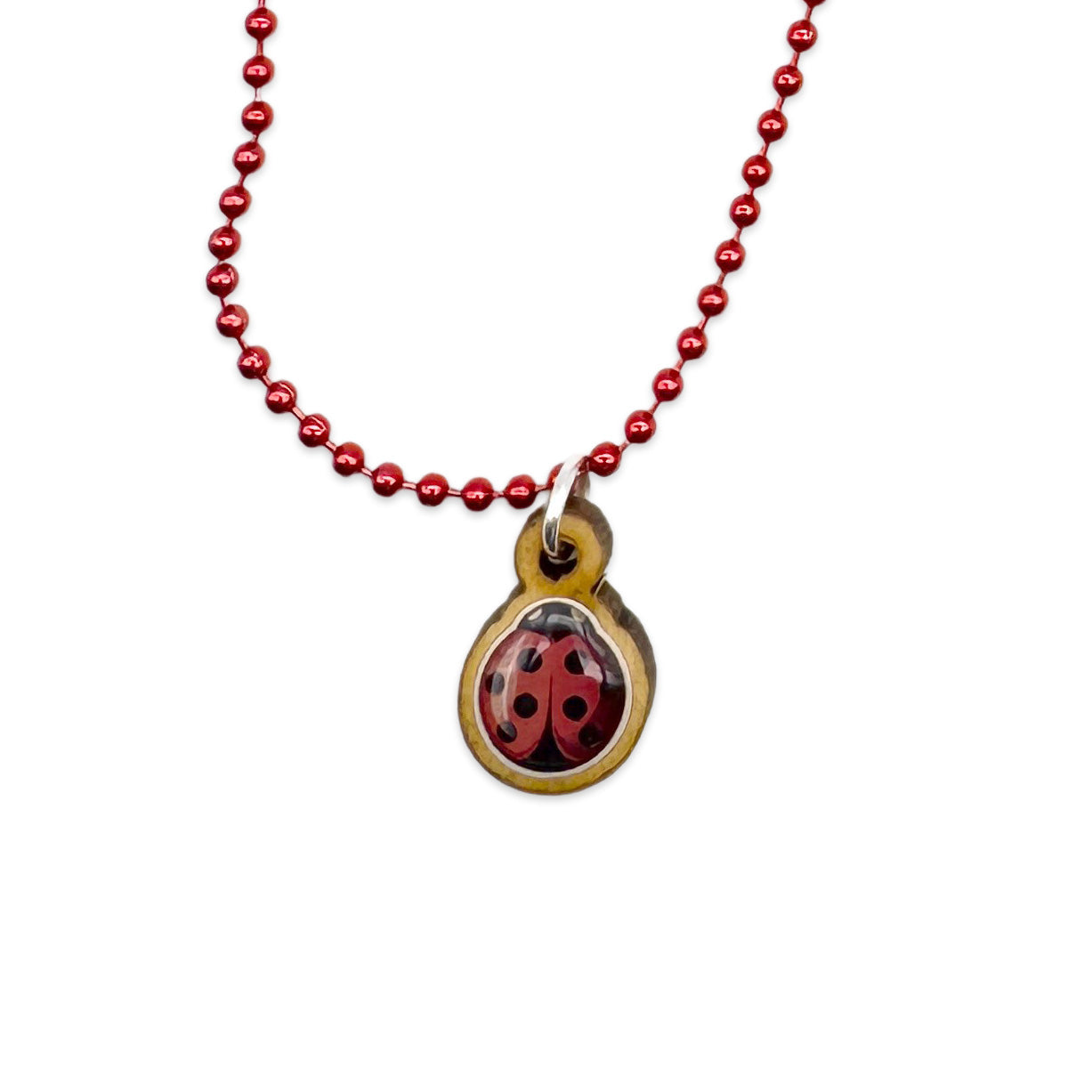Escapulario Halskette für Damen als rote Metallic Kugelkette mit Marienkäferanhänger aus Holz.