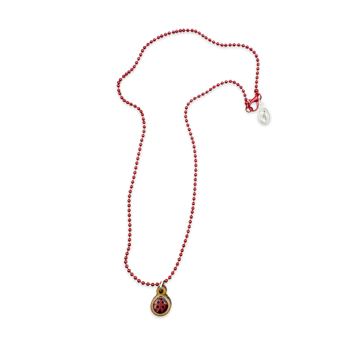 Escapulario Halskette für Damen als rote Metallic Kugelkette mit Marienkäferanhänger aus Holz.