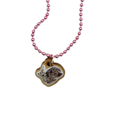 Escapulario Halskette für Damen als Metallic Kugelkette in Pink mit Reh-Anhänger aus Holz.