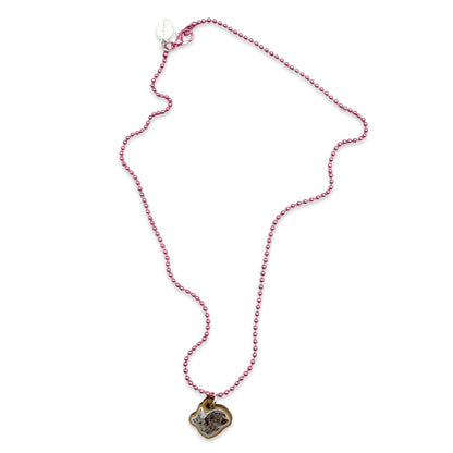 Escapulario Halskette für Damen als Metallic Kugelkette in Pink mit Reh-Anhänger aus Holz.