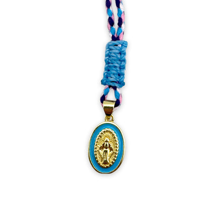 Escapulario Stringkette mit Madonna Anhänger in Blau aus Baumwollstring mit goldenem Messinganhänger als verspielter Halsschmuck für Frauen.