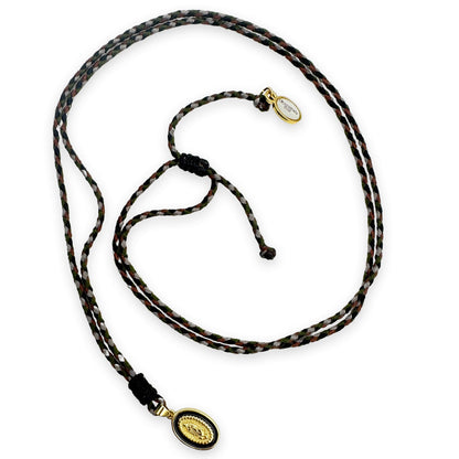 Escapulario Stringkette mit Madonna Anhänger in Schwarz aus geflochtener Baumwolle mit emailliertem Messinganhänger als feminines Statement für modebewusste Damen.