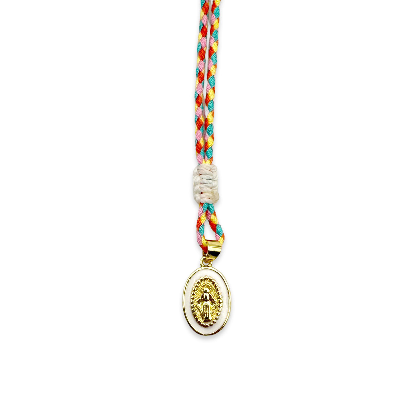 Escapulario Stringkette mit Madonna Anhänger in Weiss aus Baumwollstring mit goldenem Messinganhänger als zarter Halsschmuck für Frauen.
