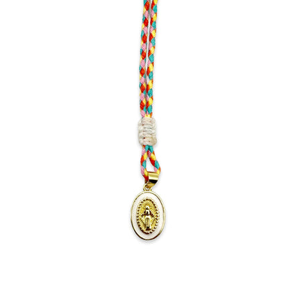 Escapulario Stringkette mit Madonna Anhänger in Weiss aus Baumwollstring mit goldenem Messinganhänger als zarter Halsschmuck für Frauen.