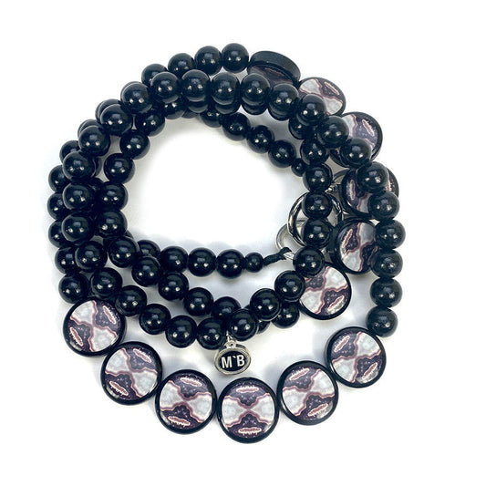 Escapulario Handykette mit gemischten Achatprint-Perlen und Karabinern als auffällige Smartphonekette für Frauen.