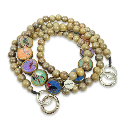 Escapulario Handykette Birds mit bunten Vogel-Perlen und Karabinern als verspieltes Smartphone-Accessoire für Damen.