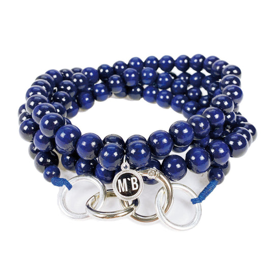 Escapulario Handykette in Blau mit Perlen und Metallkarabinern als maritimes Smartphone-Accessoire für Damen.