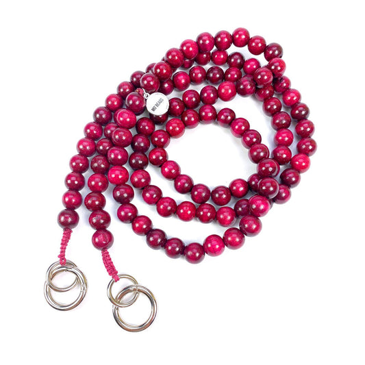 Escapulario Handykette in Bordeaux mit dunklen Perlen und Karabinern als edle Smartphonekette für Damen.