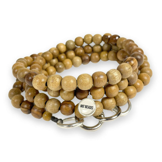 Escapulario Handykette in dunkelbrauner Natur-Optik mit Perlen und Metallkarabinern als robustes Handyband für den Alltag.