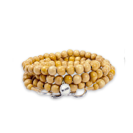 Escapulario Handykette in hellbrauner Naturoptik mit Perlen und Karabinern als lässiges Handyband für dein Smartphone.