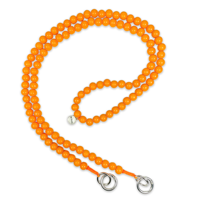 Escapulario Handykette Electric Orange mit leuchtend orangen Perlen und Karabinern als auffälliges Handyband für Frauen, die Farbe lieben.