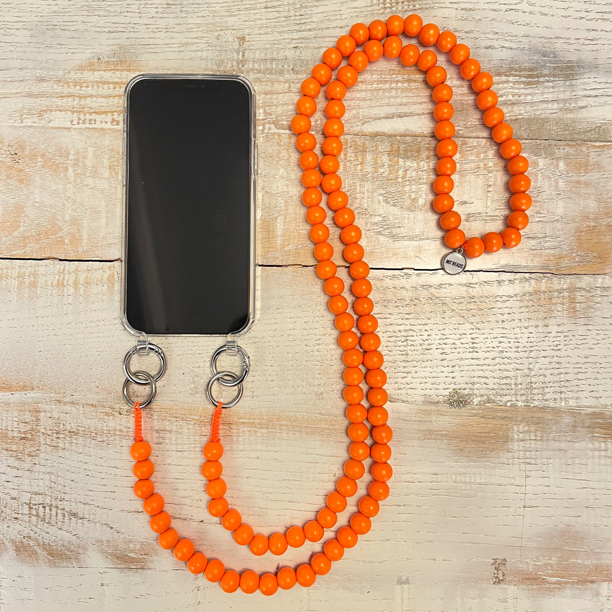 Escapulario Handykette Electric Orange mit leuchtend orangen Perlen und Karabinern als auffälliges Handyband für Frauen, die Farbe lieben.