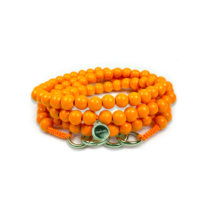 Escapulario Handykette Electric Orange mit leuchtend orangen Perlen und Karabinern als auffälliges Handyband für Frauen, die Farbe lieben.