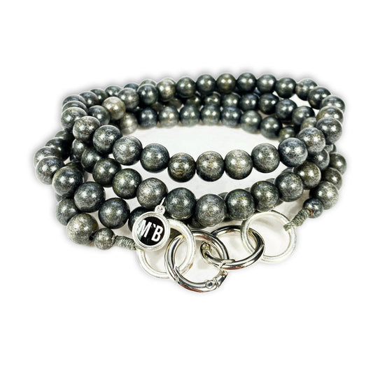 Escapulario Handykette in Grau mit dezenten Perlen und Metallkarabinern als minimalistisches Smartphone-Accessoire.