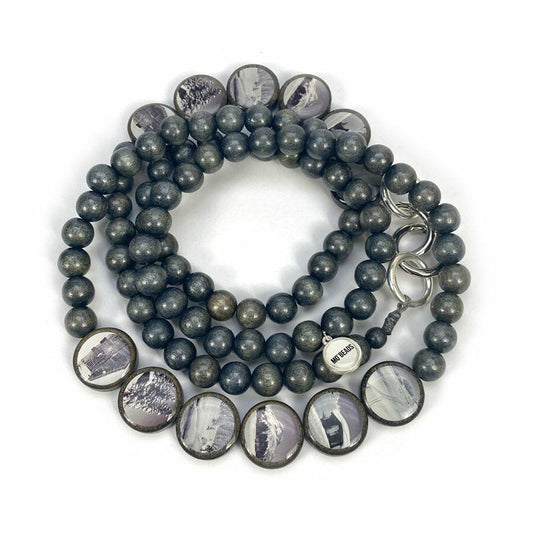 Escapulario Handykette Grau Winterlandschaft mit kühlen Grau- und Weißtönen sowie Karabinern als dezentes Winter-Accessoire für dein Smartphone.