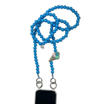Escapulario Handykette in Jeansblau mit Eis-Holzpin, Perlen und Karabinern als lässiges Sommer-Accessoire für dein Smartphone.