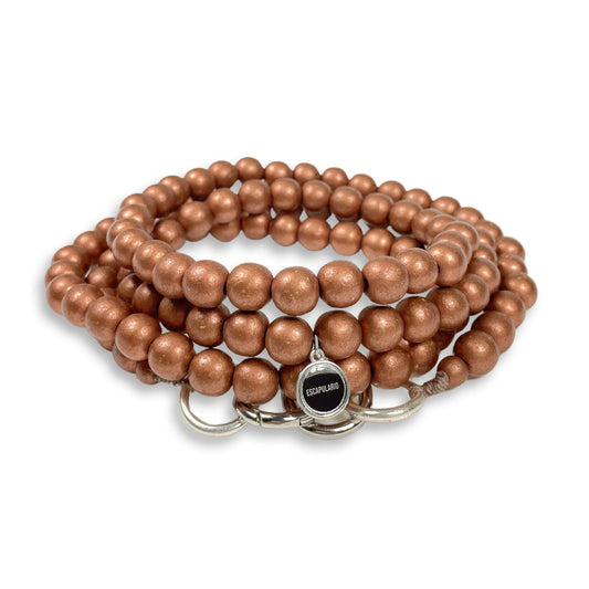 Escapulario Handykette in Kupfer mit schimmernden Perlen und Karabinern als elegantes Smartphone-Accessoire für Damen.