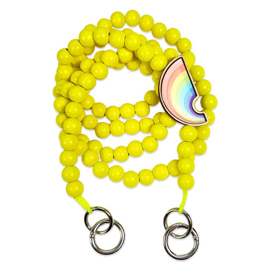 Escapulario Handykette in Lemongelb mit Regenbogen-Holzpin und Metallkarabinern als fröhliches Smartphone-Accessoire für Frauen.