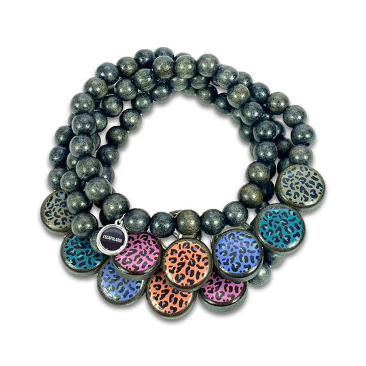 Escapulario Handykette Leoprint Bunt mit farbigen Animal-Print-Perlen und Metallkarabinern als auffälliges Handyband für modebewusste Frauen.