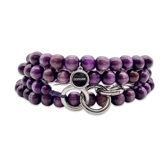 Escapulario Handykette in Lila mit Perlenkette und Metallkarabinern als farbintensives Smartphone-Accessoire für Frauen.