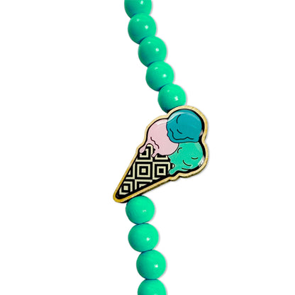 Escapulario Handykette in Mint mit Eis-Holzpin, bunten Perlen und Karabiner als süßes Sommer-Handyband für Damen.