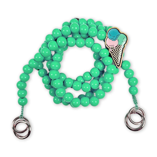 Escapulario Handykette in Mint mit Eis-Holzpin, bunten Perlen und Karabiner als süßes Sommer-Handyband für Damen.