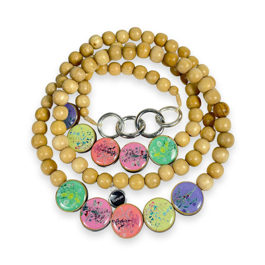 Escapulario Handykette Natur Flowers aus Holzperlen mit bunten Blumen-Anhängern und Metallkarabinern als verspieltes Smartphone-Accessoire für Frauen.