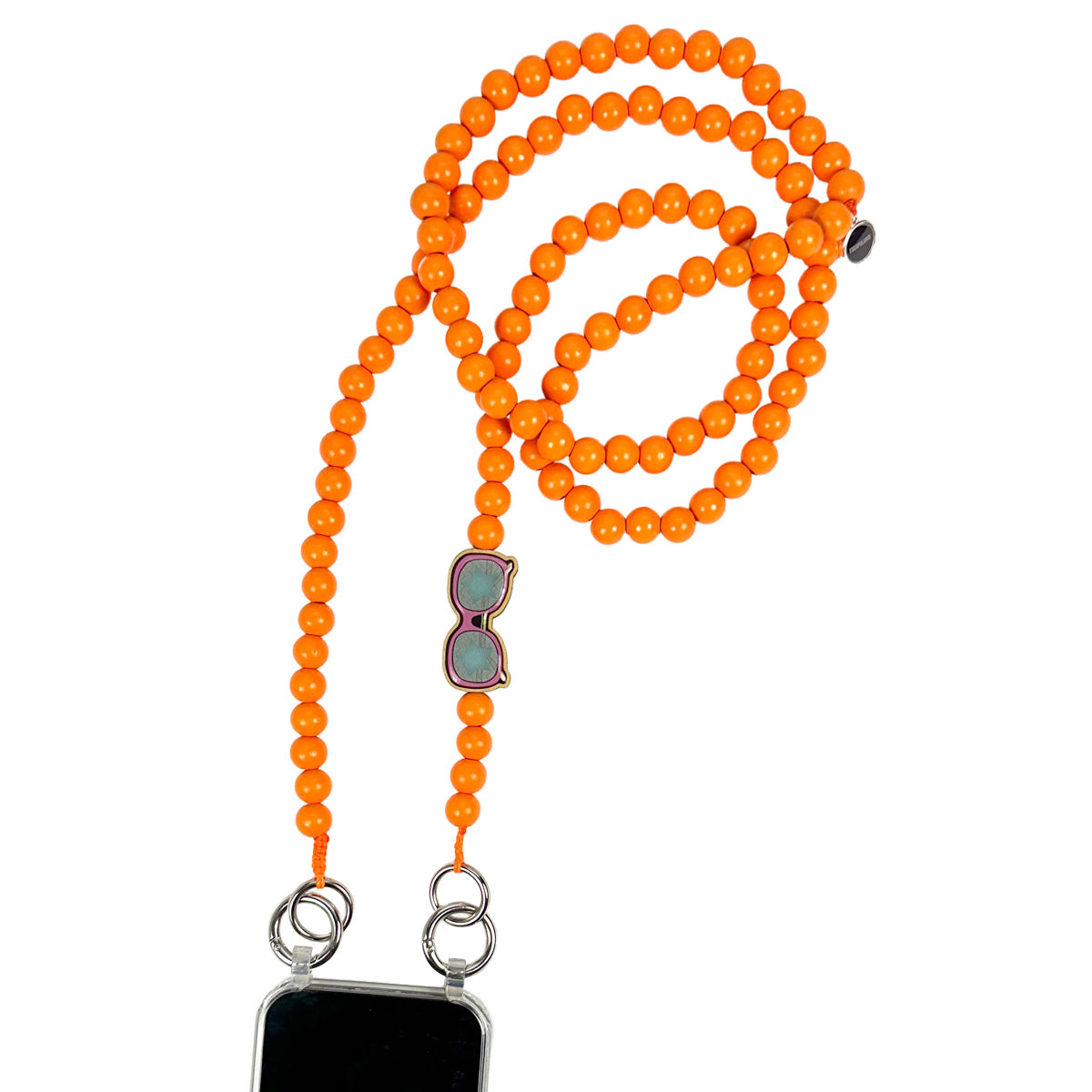 Escapulario Handykette in Neonorange mit Sonnenbrillen-Pin aus Holz und Metallkarabinern als auffälliges Smartphone-Accessoire für modebewusste Frauen.