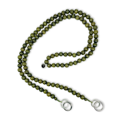 Escapulario Handykette in Olive mit matten Perlen und Karabinern als lässiges Handyband in Naturtönen.