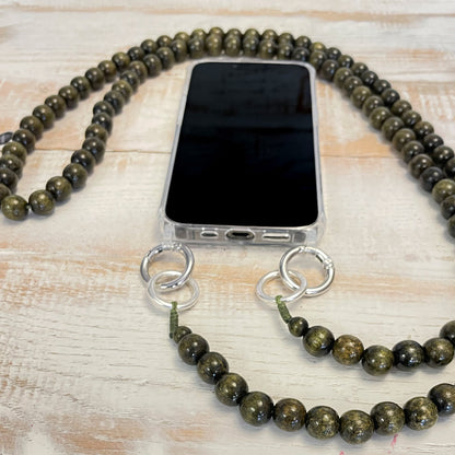Escapulario Handykette in Olive mit matten Perlen und Karabinern als lässiges Handyband in Naturtönen.