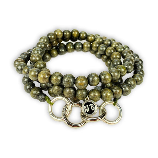 Escapulario Handykette in Olive mit matten Perlen und Karabinern als lässiges Handyband in Naturtönen.