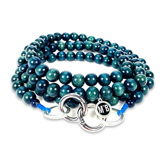 Escapulario Handykette in Petrol mit glänzenden Perlen und Karabinern als modernes Handyband für dein Smartphone.