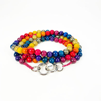 Escapulario Handykette Rainbow mit bunten Regenbogen-Perlen und Karabinern als fröhliches Smartphone-Accessoire für Frauen.