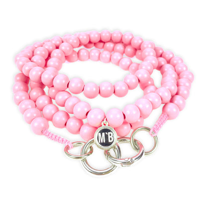 Escapulario Handykette Rosa Pastell mit pastellrosa Perlen und Metallkarabinern als romantisches Smartphone-Accessoire für Frauen.