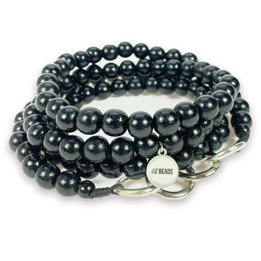 Escapulario Handykette in Schwarz mit Perlenkette und Metallkarabinern als zeitloses Smartphone-Accessoire für Frauen.