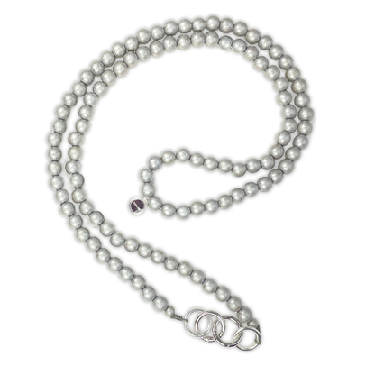Escapulario Handykette in Silber mit glänzenden Perlen und Karabinern als edle Handy-Kette für dein Smartphone.