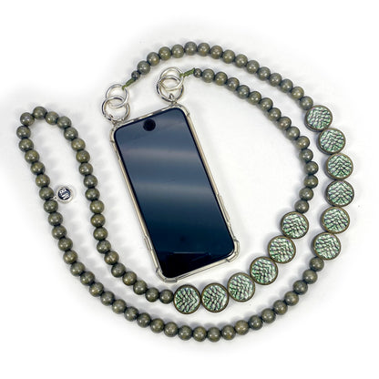 Escapulario Handykette Snake mit schlangenförmigem Muster und Metallkarabinern als edgy Handyband für modische Damen.