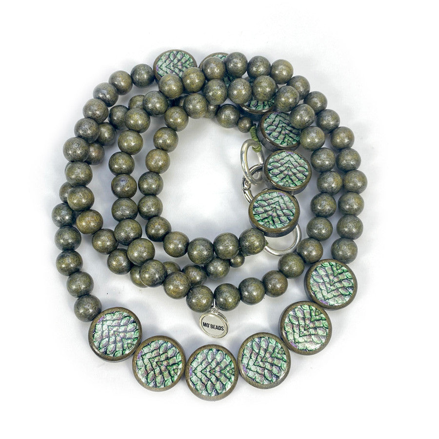 Escapulario Handykette Snake mit schlangenförmigem Muster und Metallkarabinern als edgy Handyband für modische Damen.