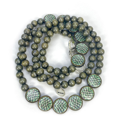 Escapulario Handykette Snake mit schlangenförmigem Muster und Metallkarabinern als edgy Handyband für modische Damen.