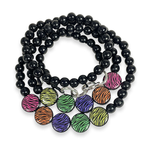 Escapulario Handykette Zebra mit schwarz-weißem Muster und Metallkarabinern als auffällige Smartphonekette im Animal-Look für Damen.