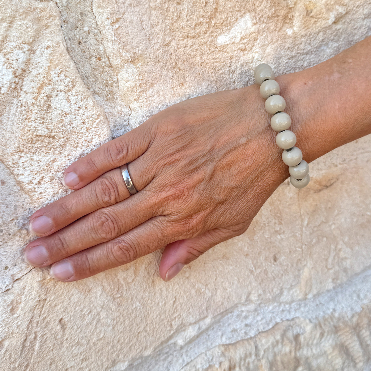Escapulario Holzarmband in Cappuccino aus 12mm Perlen mit elastischem Band als warmes naturnahes Armband für modebewusste Damen.